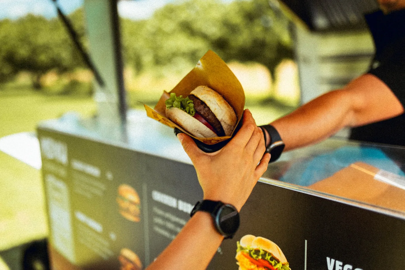Consegna di un burger al cliente