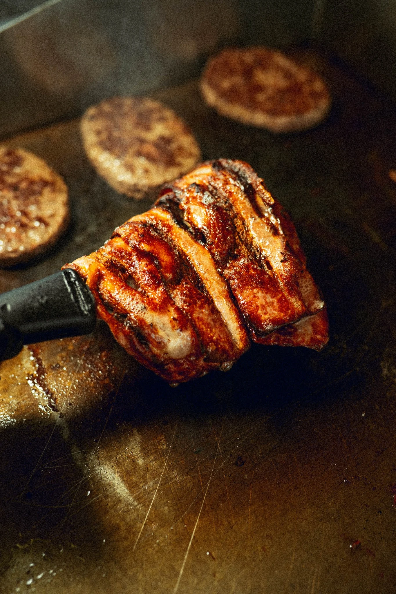 Bacon croccante sulla piastra