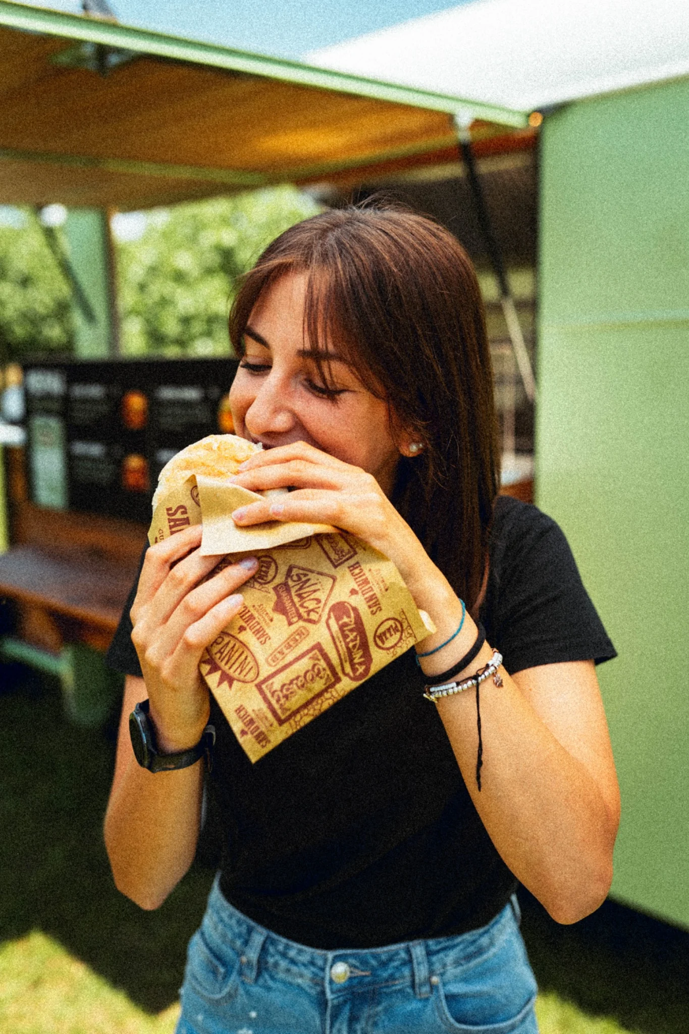 Cliente mentre gusta un burger ELVI'S