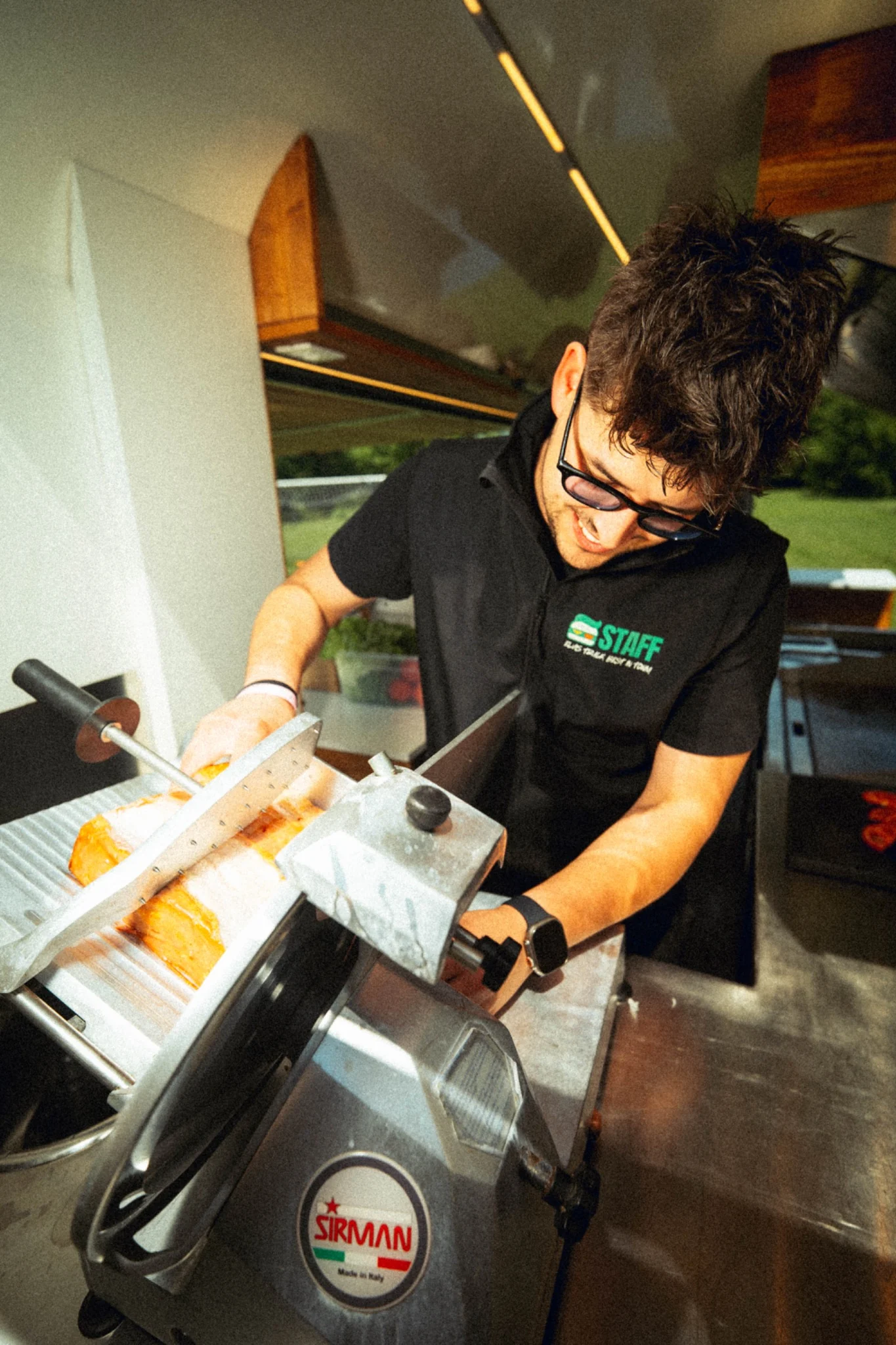 Preparazione degli ingredienti nel food truck
